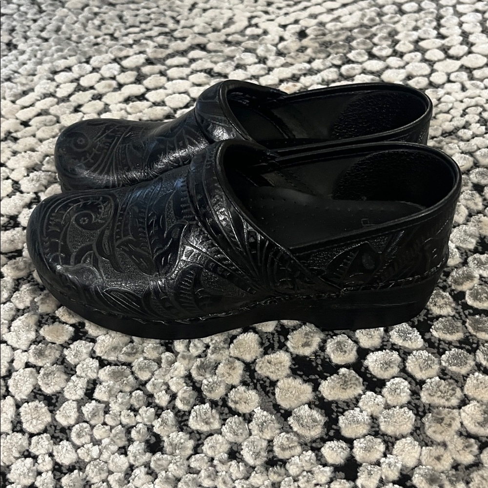 Dansko Professional Black Tooled Leather Embossed Clog Shoe WomenEU 39 US 8.5-9